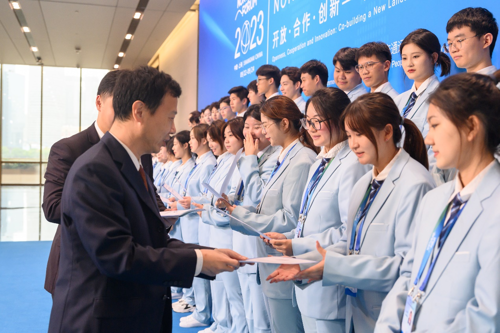 上海市交通委员会党组成员、副主任叶兴慰问志愿者为志愿者们颁发证书