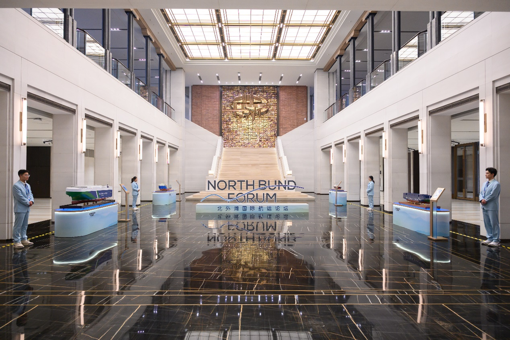 志愿者们进行会场外引导工作