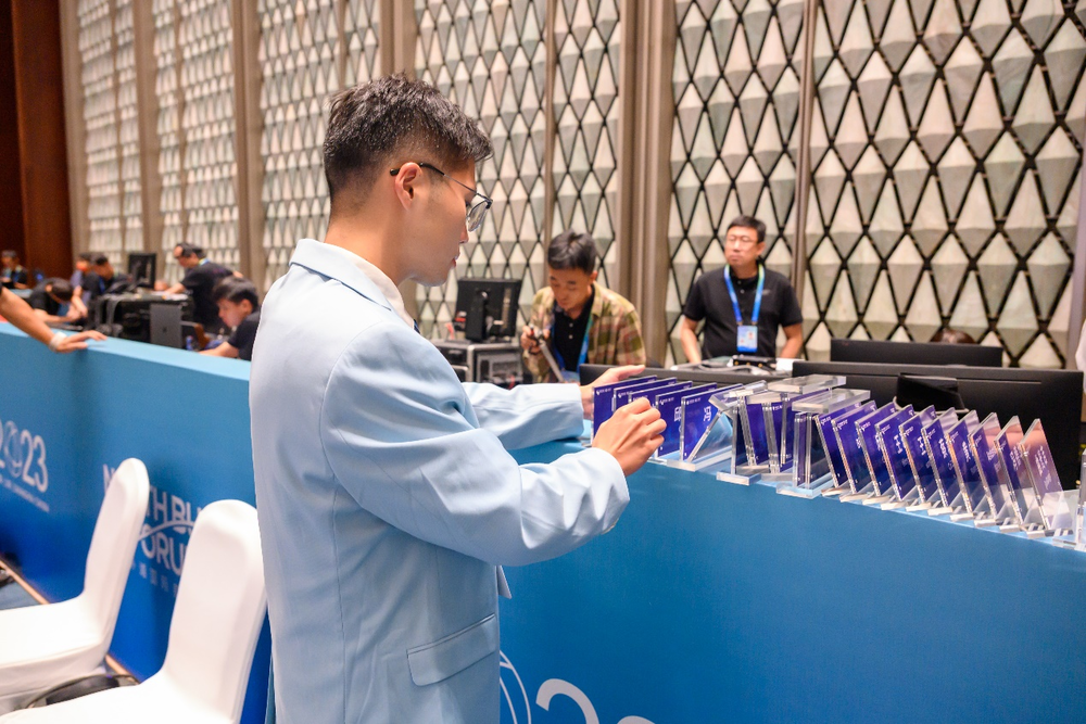 志愿者进行席卡摆放工作