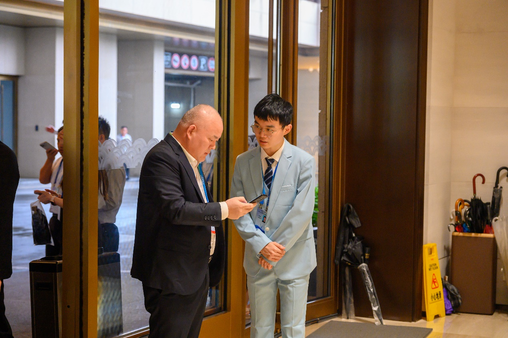 志愿者进行嘉宾接待工作