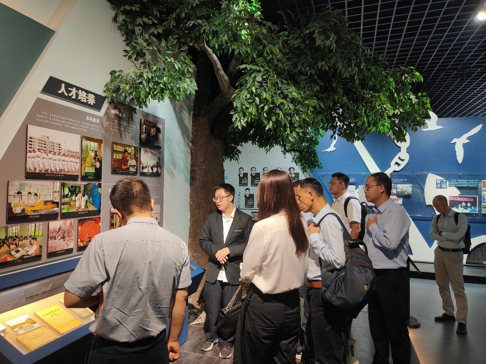 企业（行业）导师参观校史馆