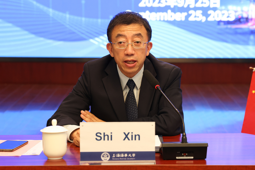 施欣副校长致欢迎辞