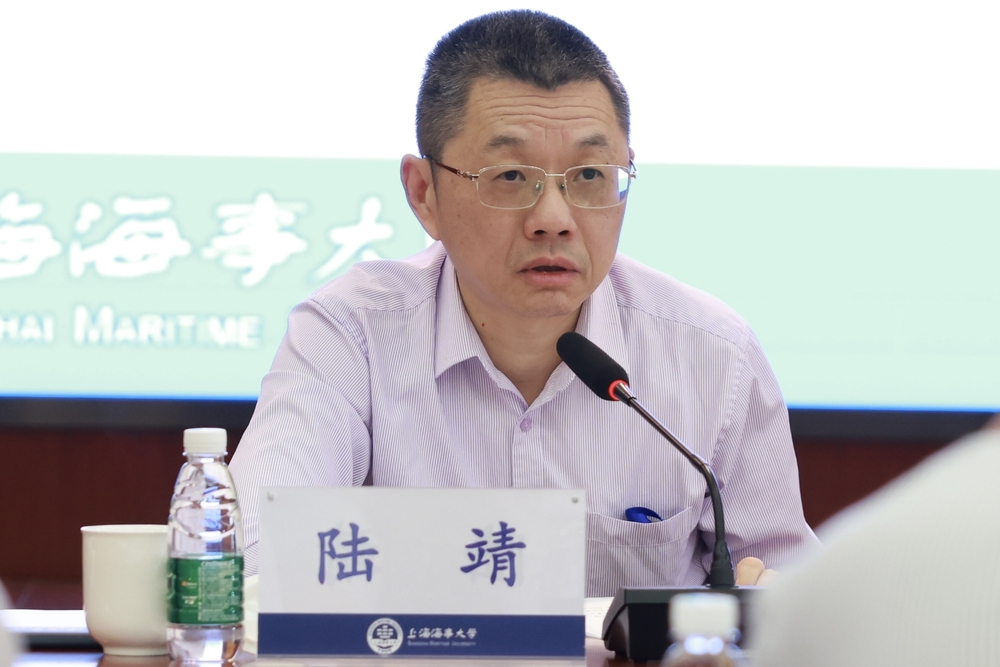 陆靖主持会议