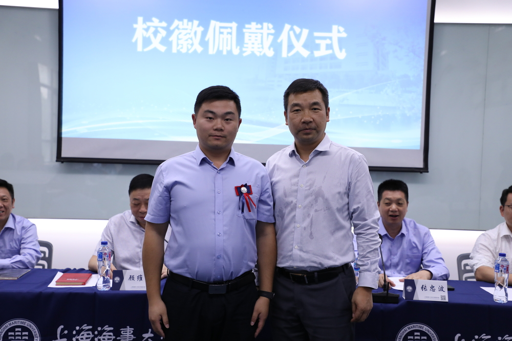 20231013075546446600.jpg 校徽佩戴仪式