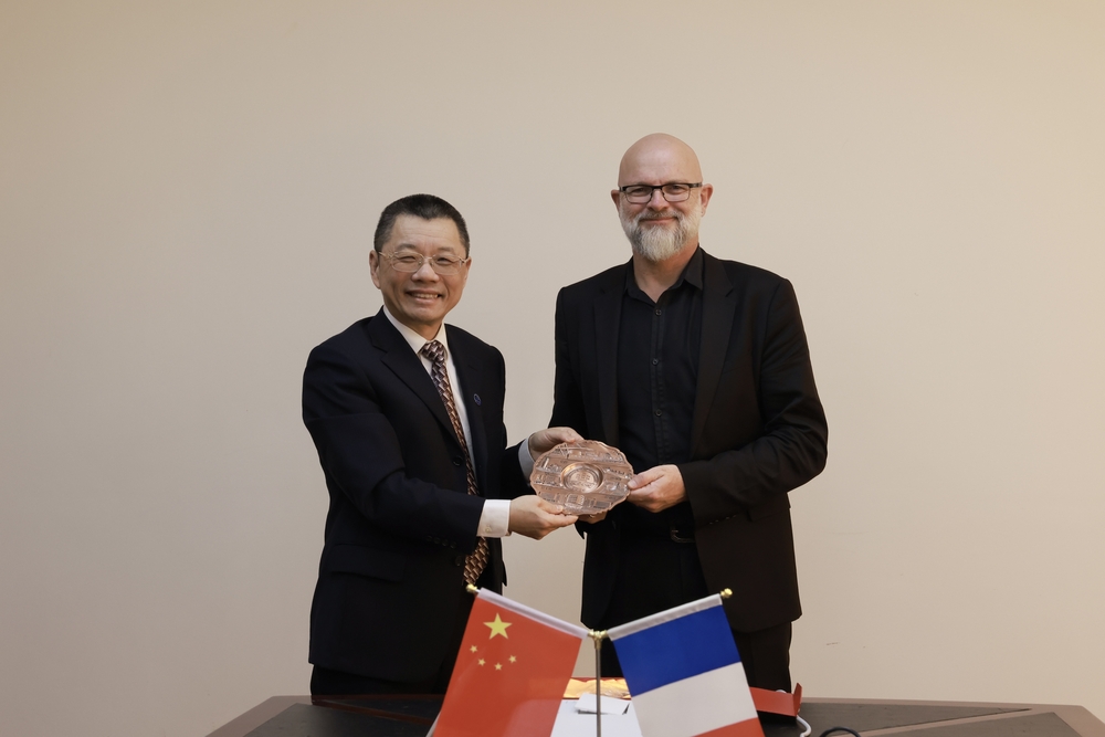 20231025115538806200.jpg 互赠纪念品