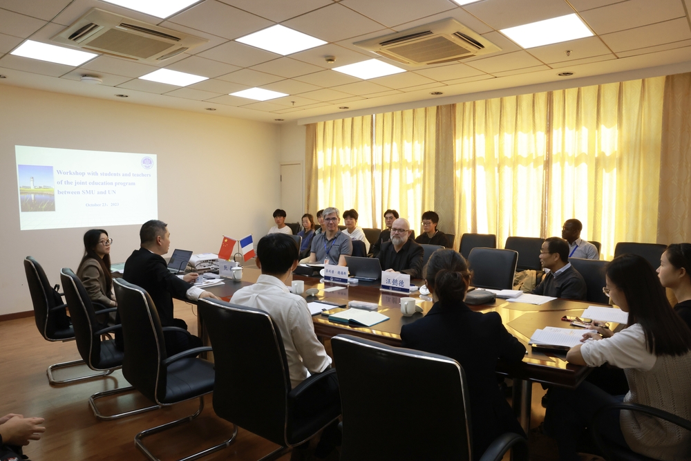 20231025115540174400.jpg 与学生交流