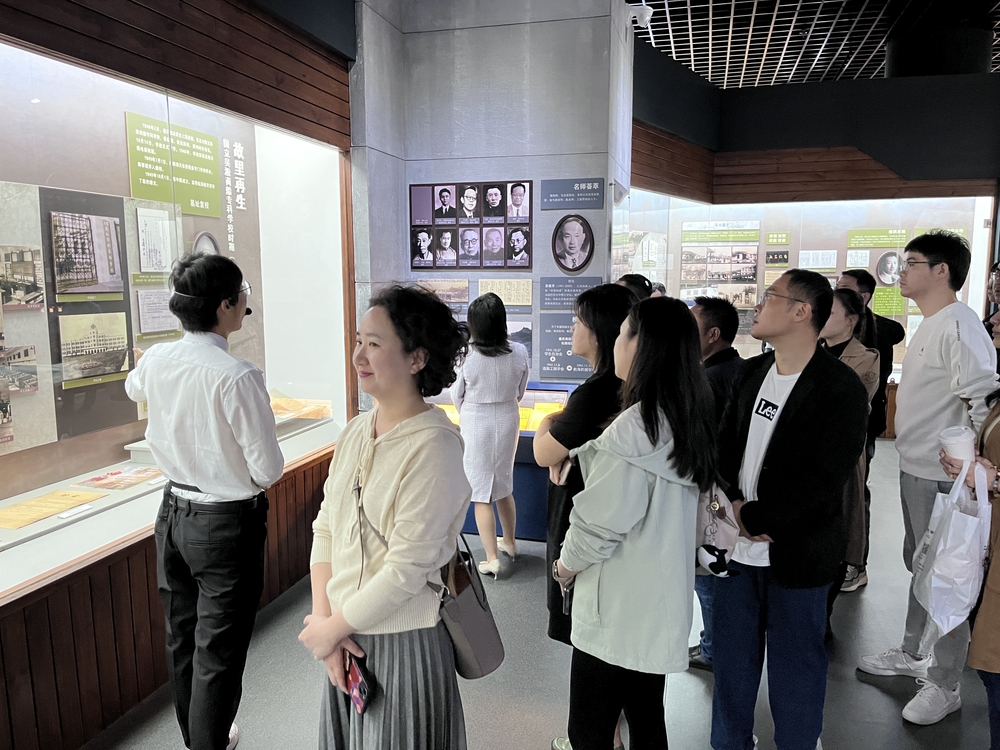校友参观校史馆