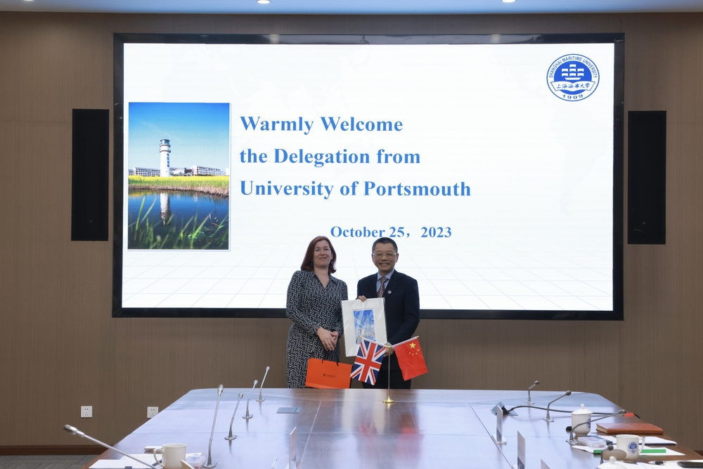 20231027144107165000.jpg 双方互赠纪念品