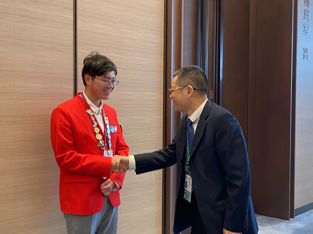 20231112030128765500.png 陆靖校长亲切问候志愿者们