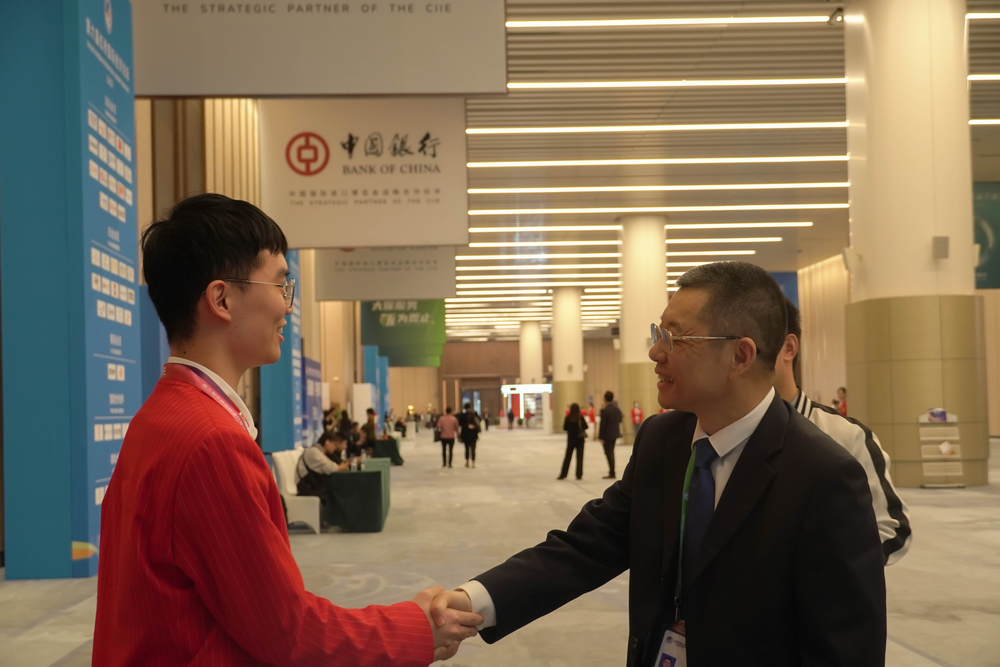 20231112030129810200.png 陆靖校长亲切问候志愿者们