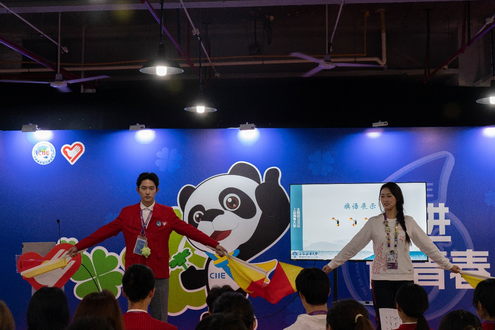 20231112030133777300.png 志愿者代表旗语展示“新时代,共享未来”