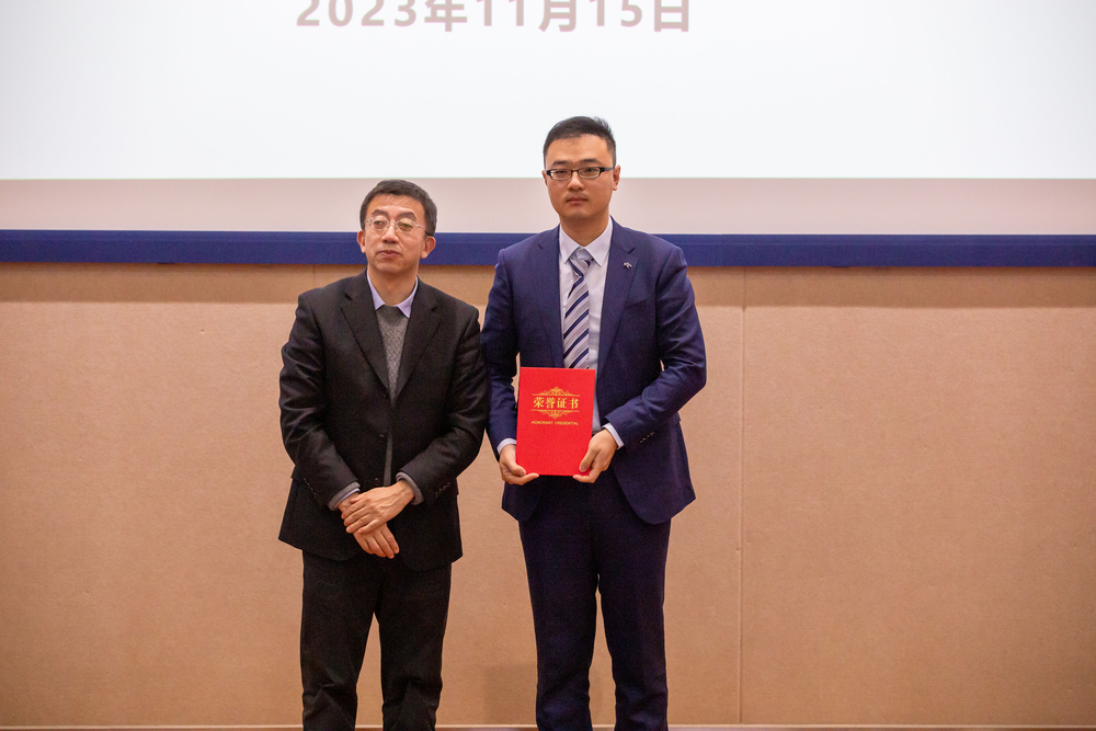 20231117134518329700.jpg 施欣副校长为龚家烨老师颁发特等奖证书