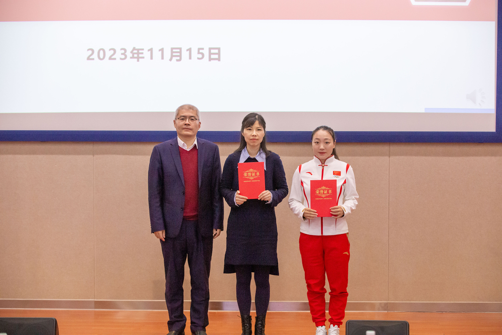 20231117134520276400.jpg 蒋玉龙教授为获奖教师颁发一等奖证书