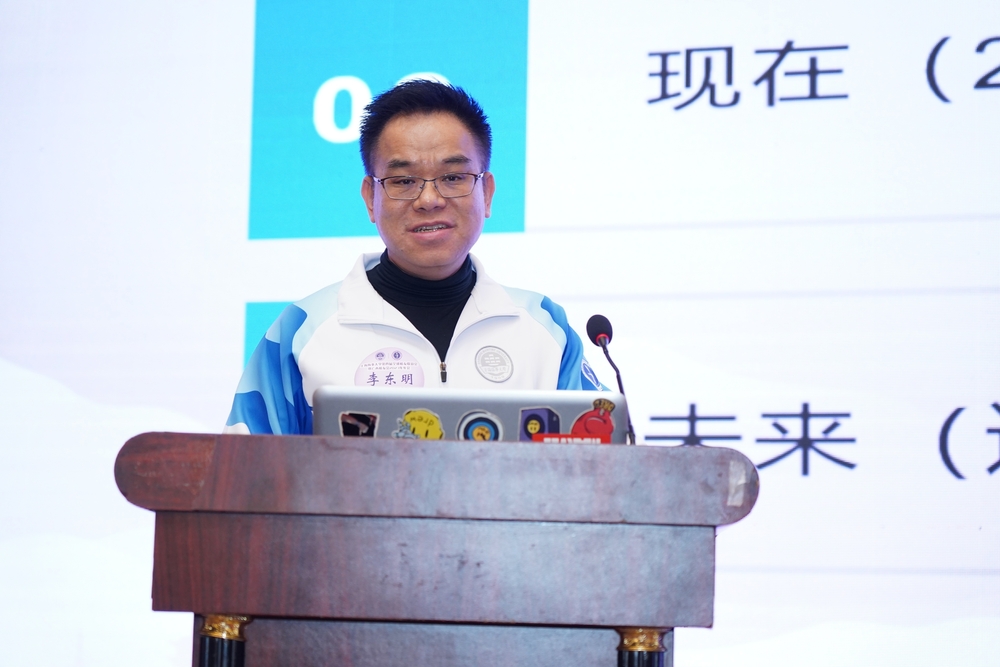 20231120130732108200.jpg 广西校友会副会长李东明作广西校友会工作报告