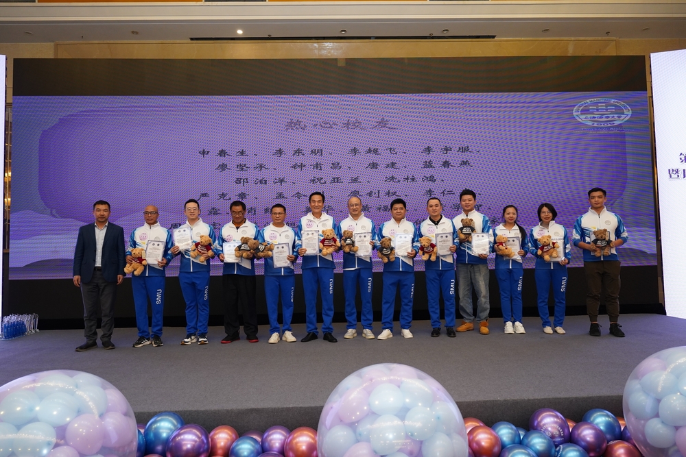 20231120130734849700.jpg 李志鹏为广西校友会校友个人颁发鸣谢证书