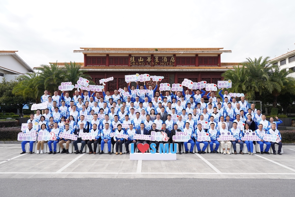 20231120130742863500.jpg 第四届全球校友联谊会合影