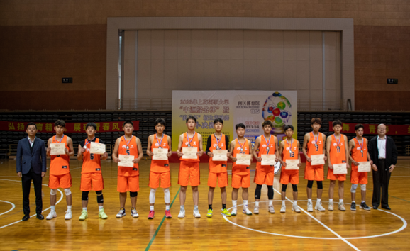 20231120134019029900.png 为亚军篮球队颁奖