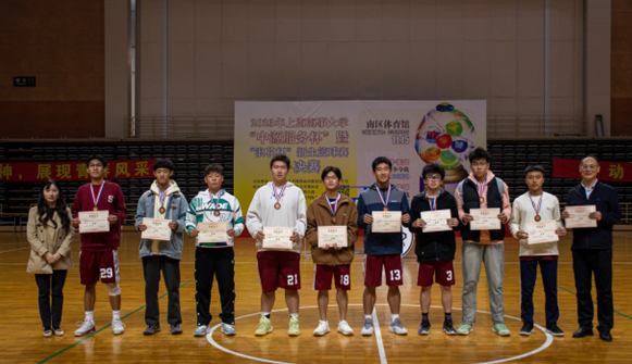 20231120134019379200.png 为季军篮球队颁奖