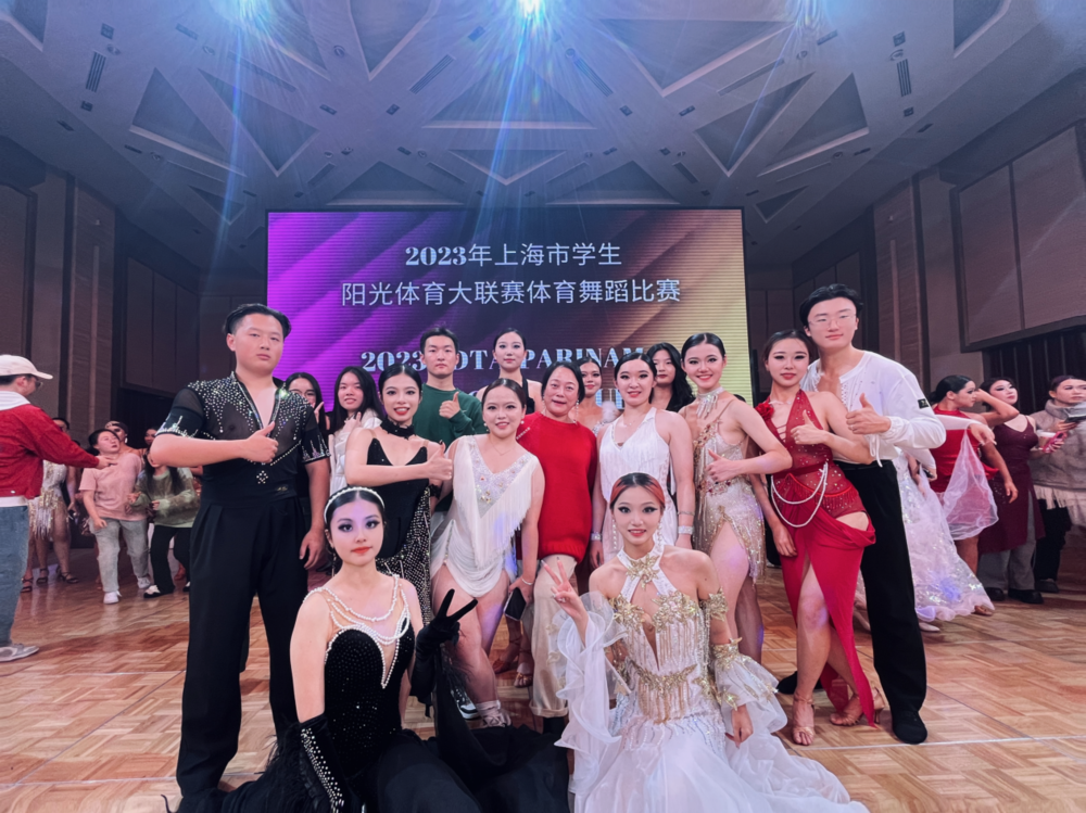 20231124014752766400.png 参赛队员与教练、领队合影