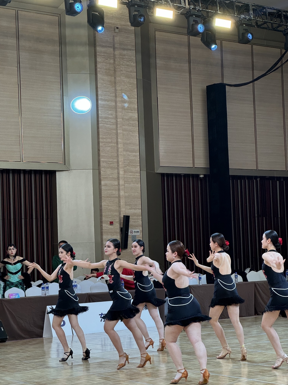 20231124014754464500.jpg 银牌--6人规定动作比赛现场