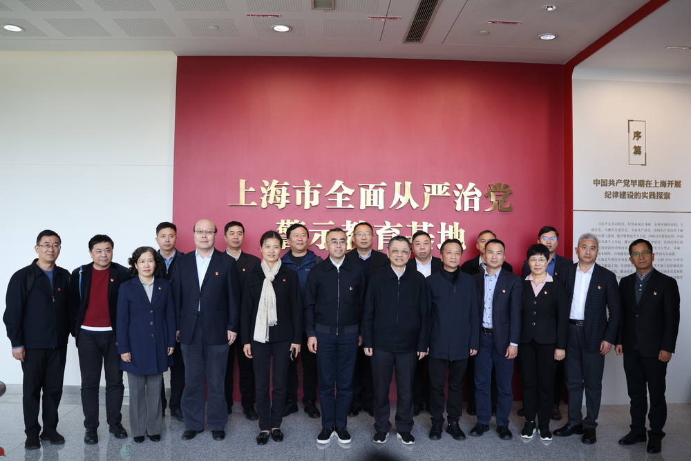 20231129011050466900.jpg 校领导、中层干部学习合影