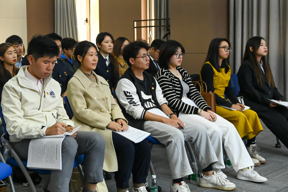 20231130012640245800.jpg 学生认真听取报告