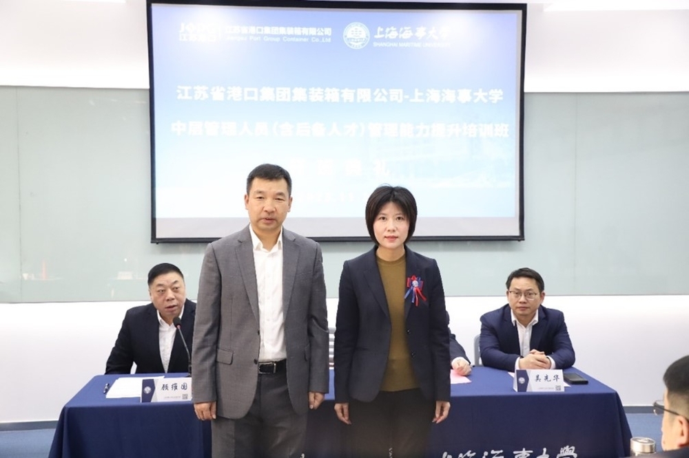 20231201022426305600.jpg 学校党委副书记、副校长李志鹏为学员代表佩戴校徽