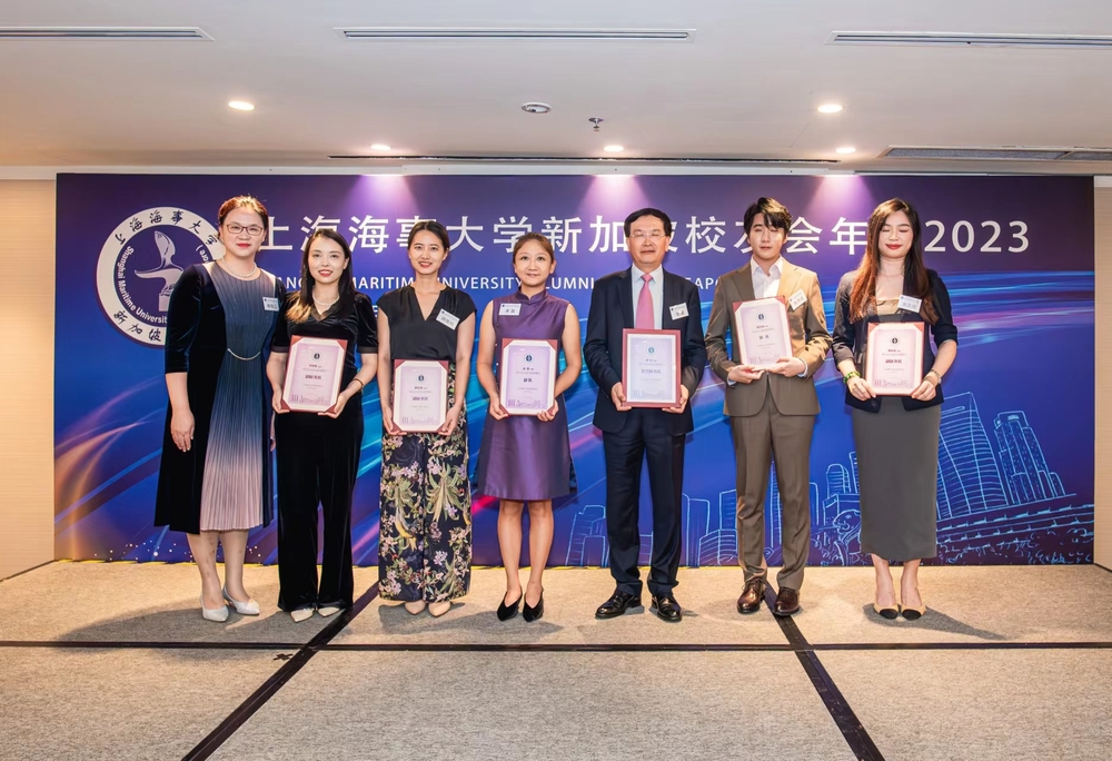 20231206110849807700.jpg 校长办公室副主任兼校友联络处副处长陈佳儿为新一届秘书处成员颁发聘书