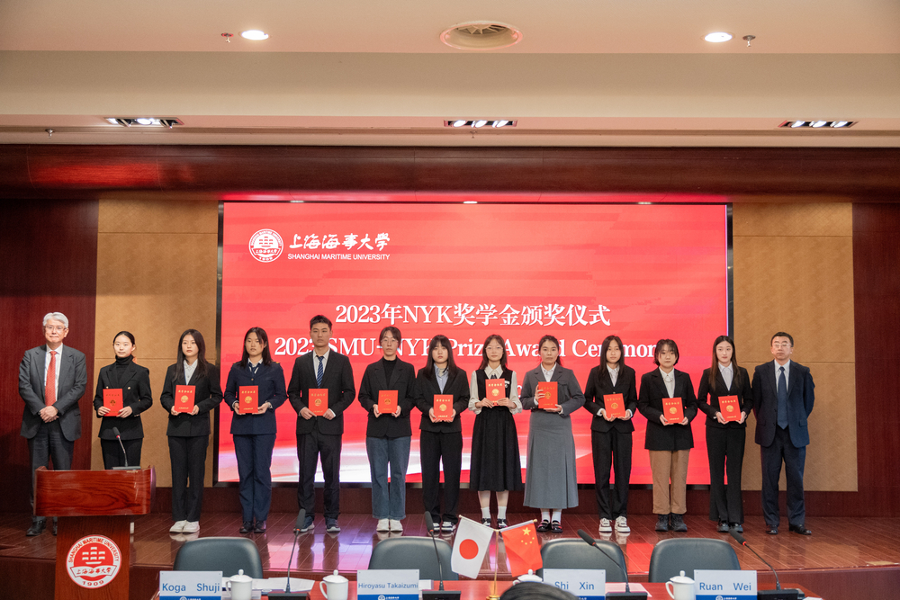 施欣与高泉宏康为学生颁奖