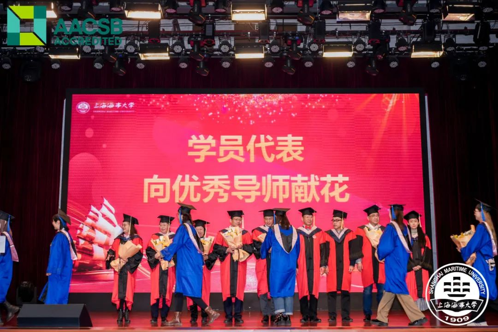 学员代表向优秀导师献花