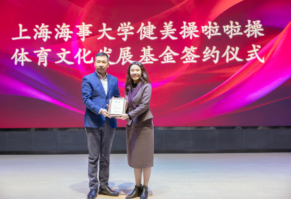 20231222014727519300.jpg 李志鹏副校长为杜文秀校友颁发捐赠证书