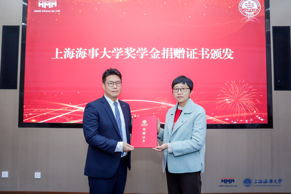 贺书记向黄俊喆总经理颁发奖学金捐赠证书