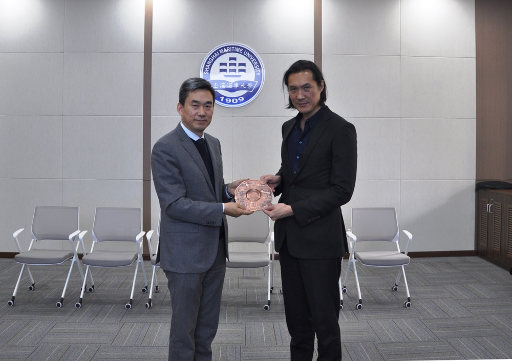 20240125035117606200.png 双方互赠纪念品