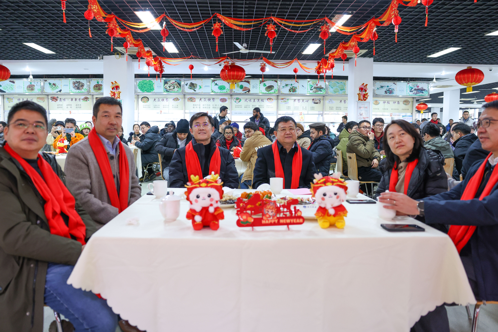 20240207161936403200.jpg 师生观看新春联欢节目