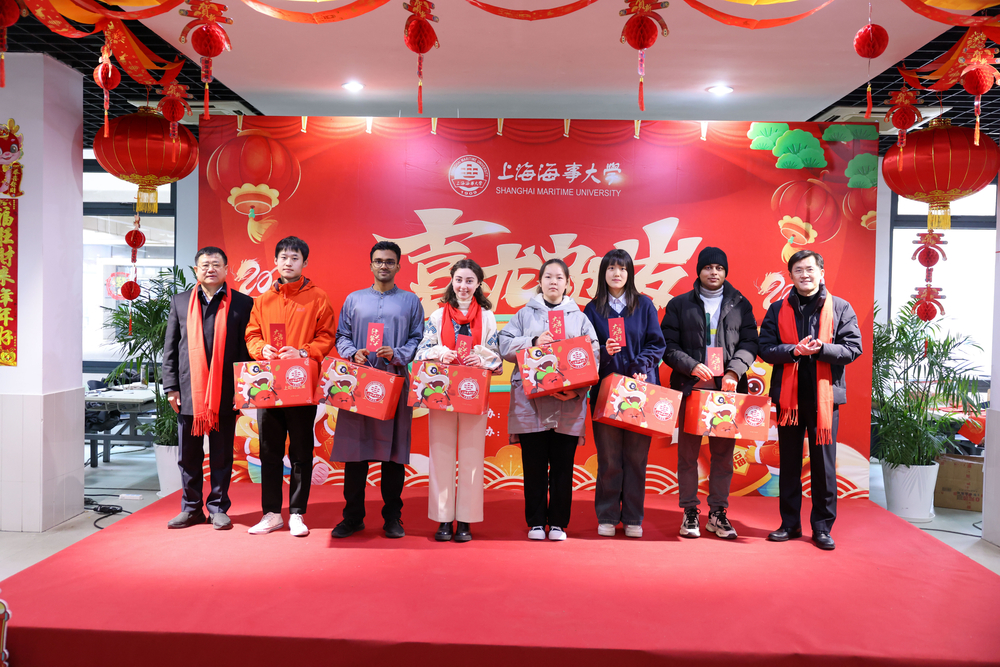 20240207161936545800.jpg 市教委领导、学校领导慰问留校学生