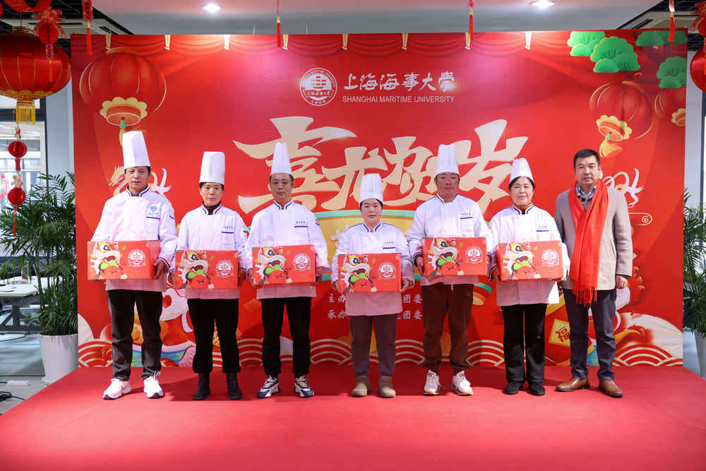 20240207161936686100.jpg 学校领导慰问食堂员工