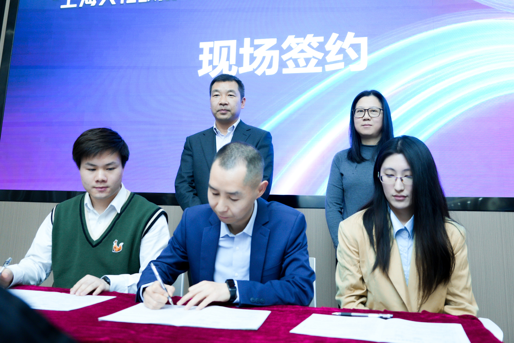 20240316062402928800.jpg 企业代表和毕业生现场签约