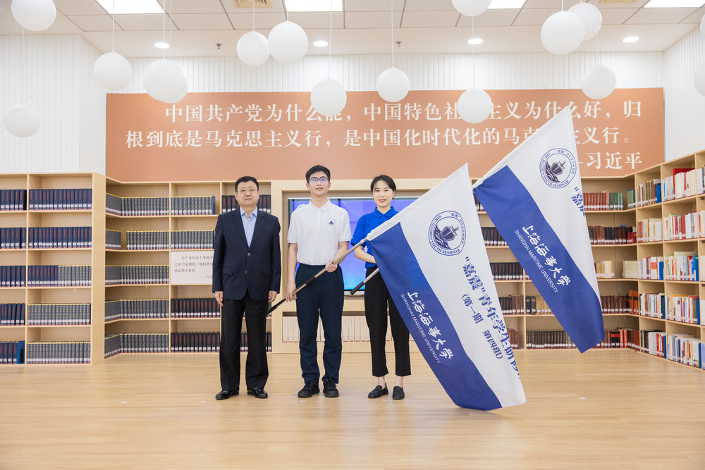 20240518024201294900.jpg 校党委书记宋宝儒为班级代表授旗
