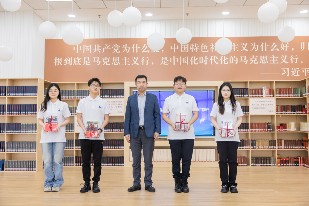 20240518024201555900.jpg 校党委副书记、副校长李志鹏为学员代表赠书