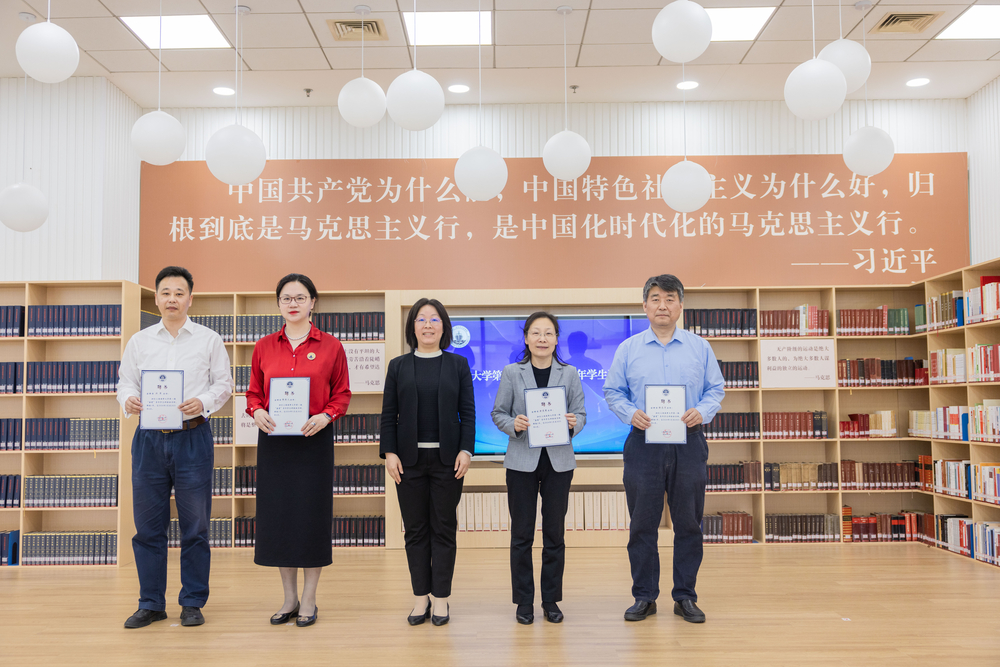 20240518024201725900.jpg 颁发“成长导师”聘书