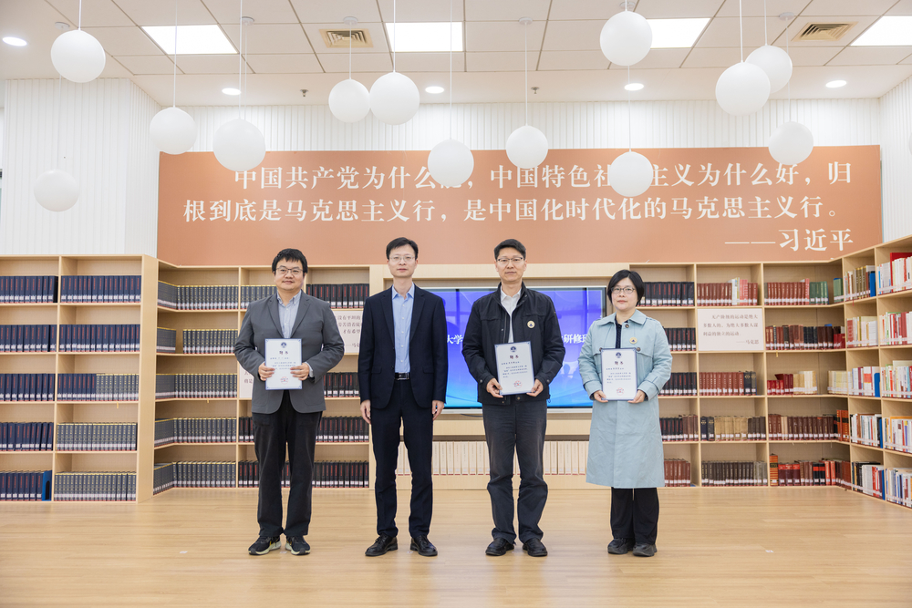 20240518024202090900.jpg 颁发“科技创新导师”聘书
