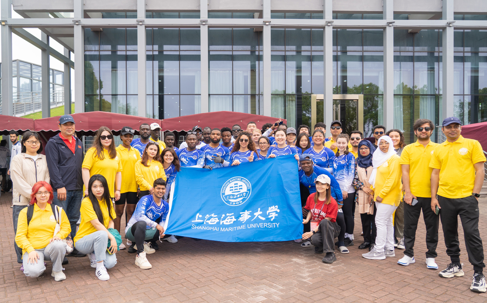 20240529005445756500.jpg 我校留学生龙舟队出征