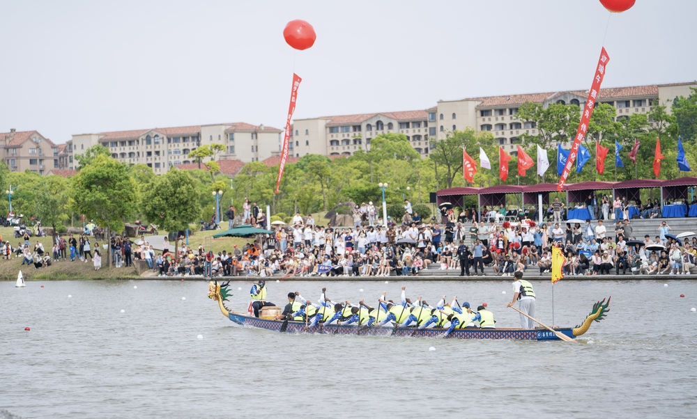 20240529005446391800.jpg 我校留学生龙舟队比赛中奋楫争先