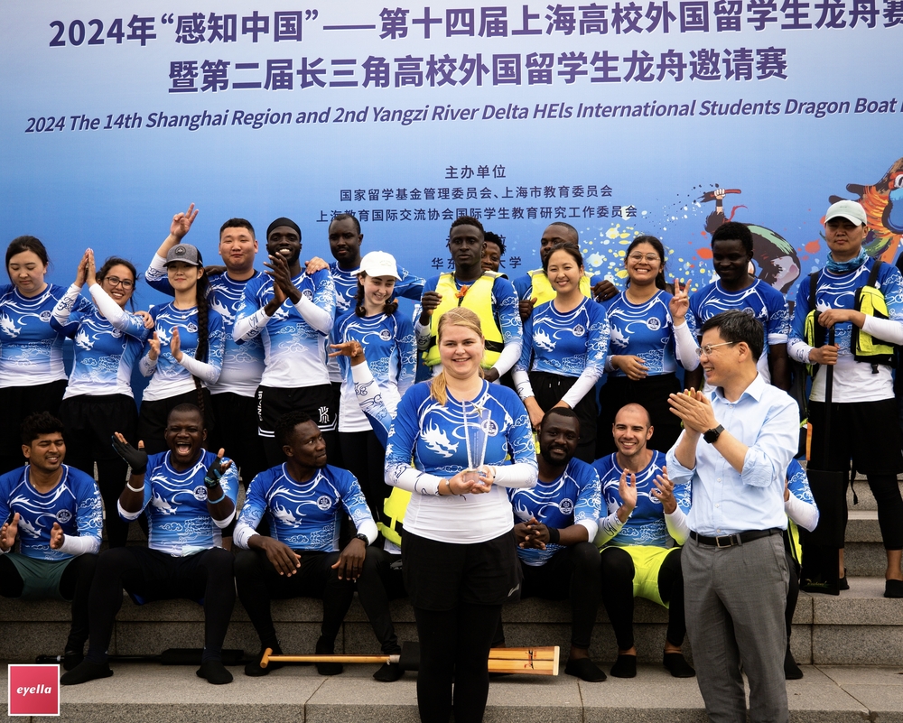 20240529005446616300.jpg 市教委国际交流处周勤健处长为我校龙舟队颁发亚军奖杯