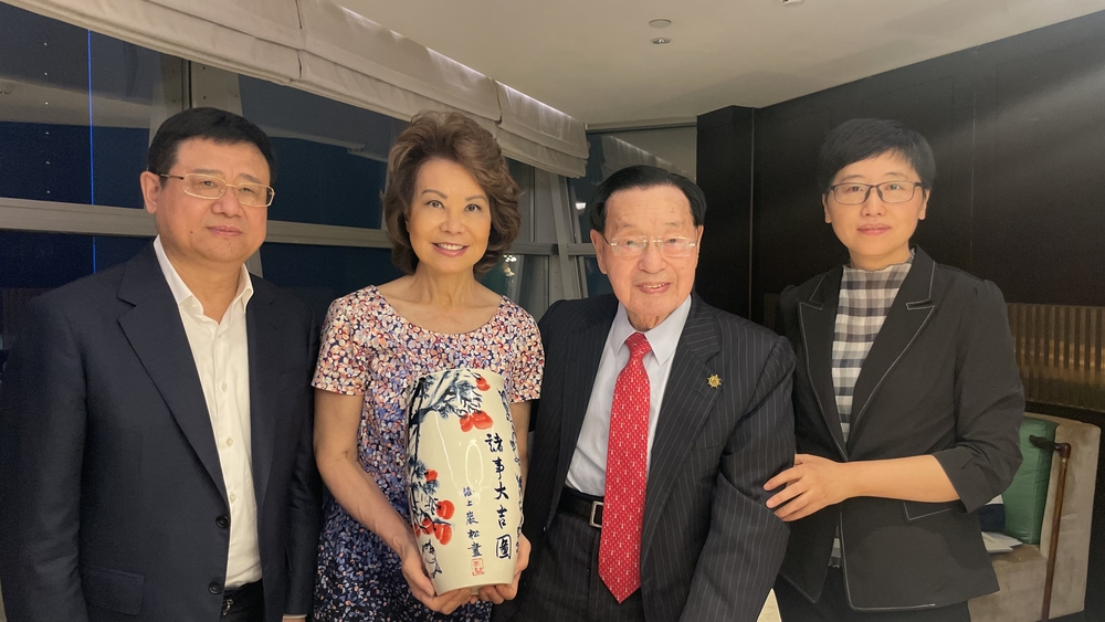 20240531081807610200.jpg 宋宝儒书记向赵小兰女士赠送学校纪念品