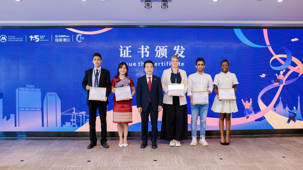 20240701135534400400.jpg 缪建民为五位优秀学员颁发结业证书(右三为上海海事大学比利时籍硕士研究生Kran De Schepper)