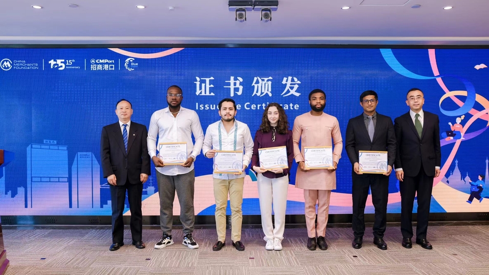 20240701135534503900.jpg 严大龙与招商港口财务总监涂晓平共同为上海海事大学本期学员颁发结业证书