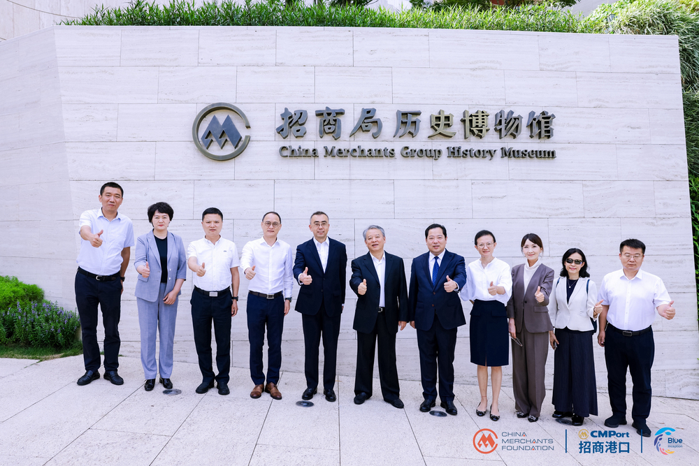 20240701135535427500.jpg 严大龙与各校领导、嘉宾在招商局慈善基金会黄奕秘书长陪同下参观招商局历史博物馆