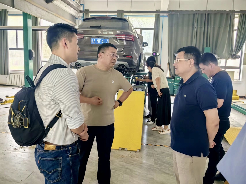 20240704044448913400.jpg 蔡游明(左一)介绍工作情况