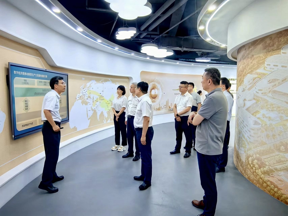 20240704044448981600.jpg 李启明(左一)介绍工作情况